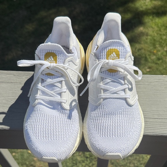 Adidas Women’s Ultra Boost 20 Cloud White Gold Metallic Heel (Size: 7.5) EUC - Picture 4 of 17
